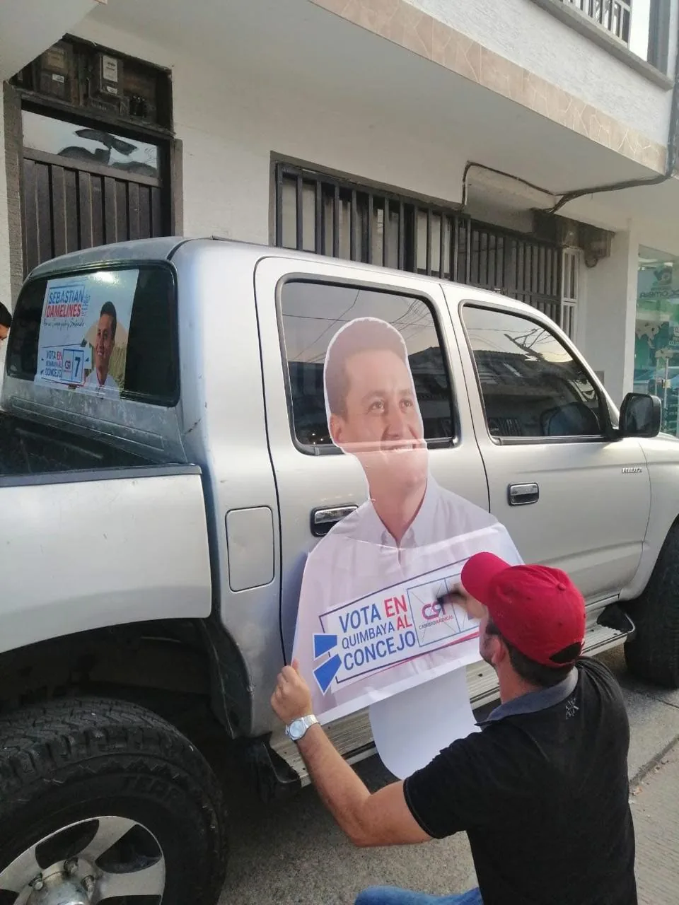 Decoración vehicular corporativa con vinilo personalizado en Quimbaya, Quindío