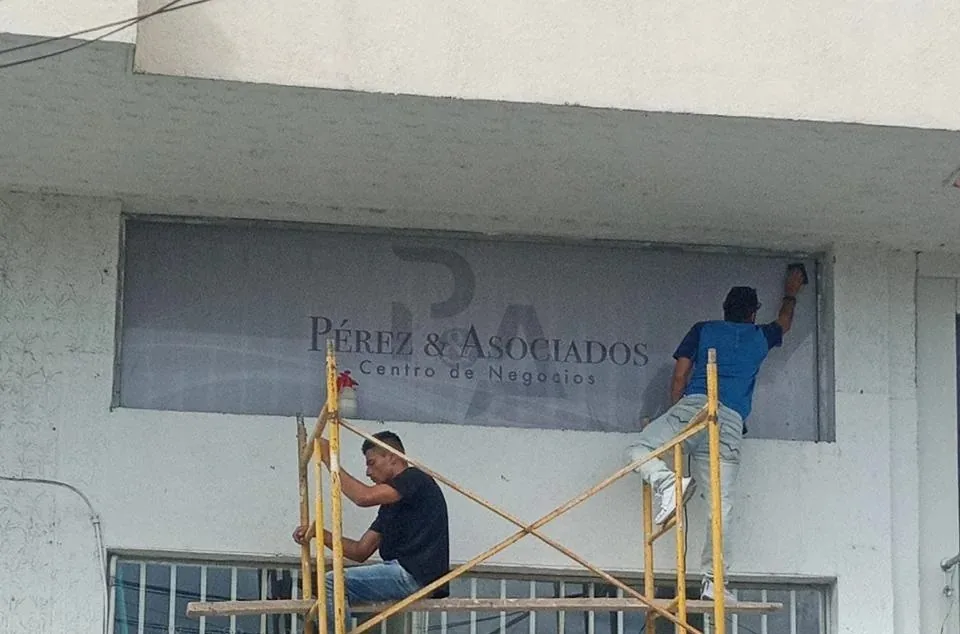 Instalación de vinilos adhesivos en superficies y paredes