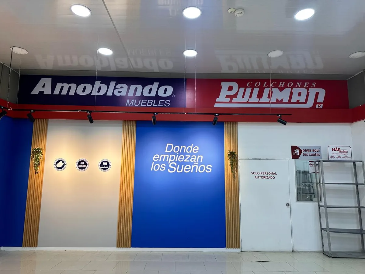 Aviso publicitario en lona con estructura metálica