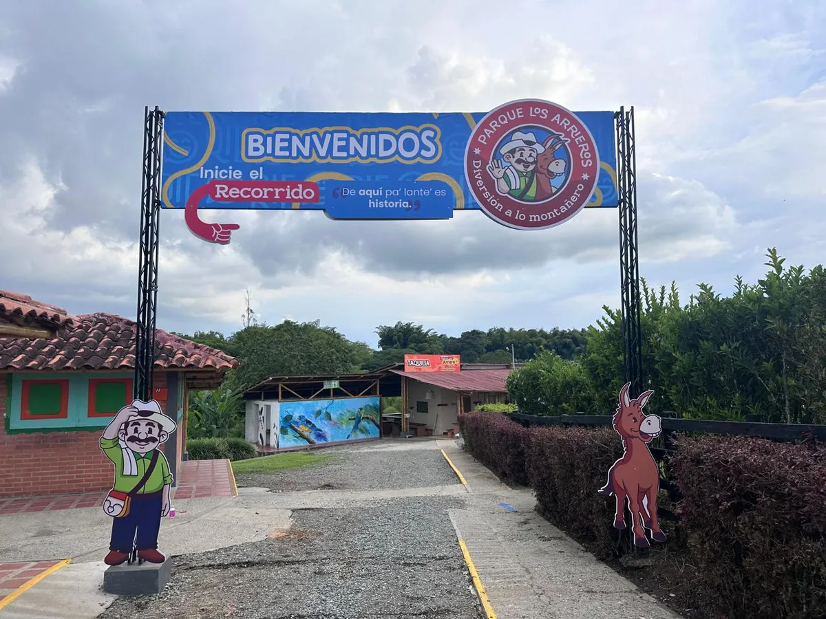 Aviso publicitario combinando lona y acrílico premium