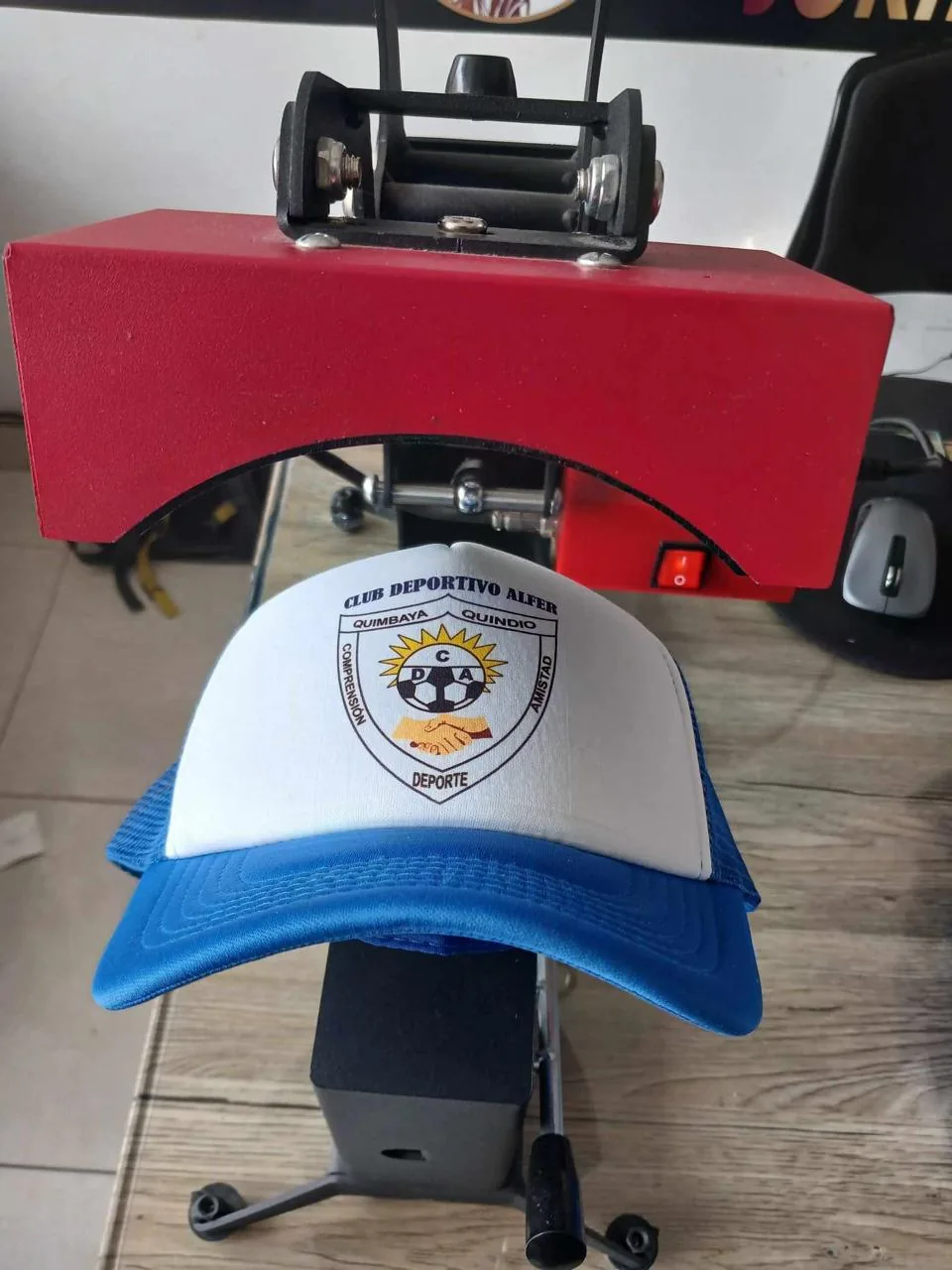 Gorras estampadas con logo de campaña política para equipo y voluntarios