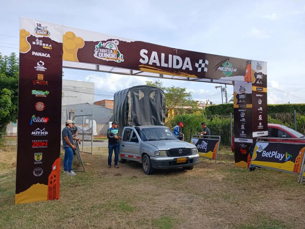 Lona banner gran formato instalada en fachada comercial
